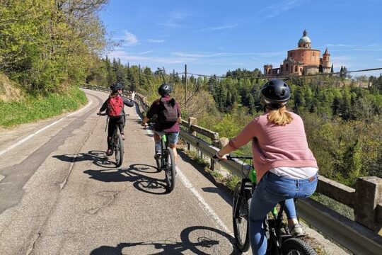 Guided E-bike Tour in Bologna with aperitif