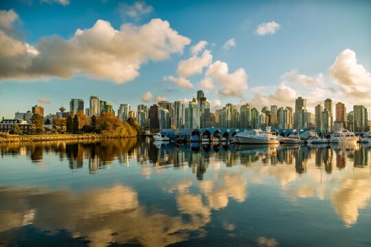 Small-Group Shopping Tour in Vancouver with a Stylist