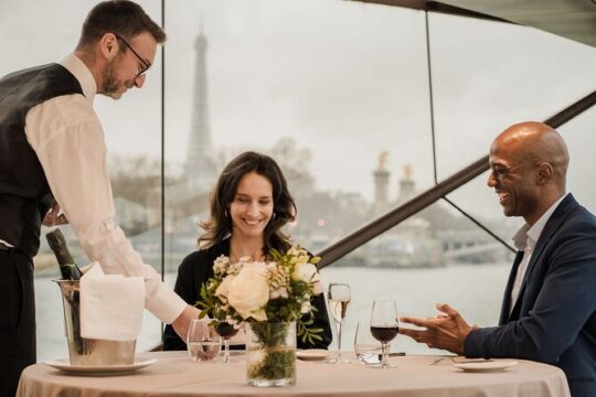 Paris Seine River Dinner Cruise with Live Music by Bateaux Mouches