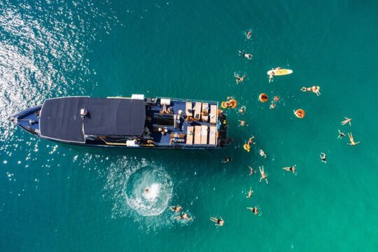 Blue Lagoon, Shipwreck & Šolta cruise with lunch & unlimited drinks from Split
