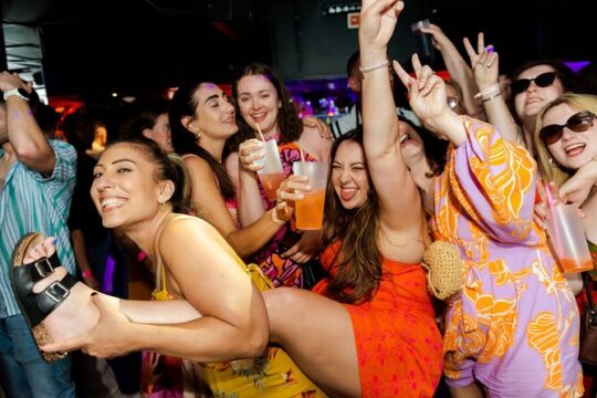 Lisbon Night Pubcrawl: 1h Open Bar, Shots & VIP Club Entry