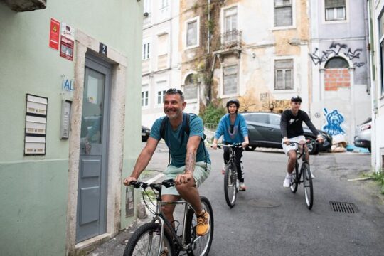 Bike tour a visit of Lisbon with a professional photographer 10€ start onCity Boat Tours