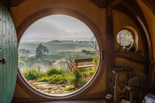 Waitomo Caves & Hobbiton Small Group Tour from Auckland
