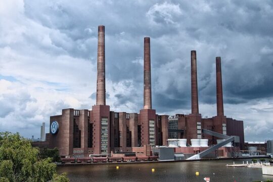 Private Transfer From Hamburg to Wolfsburg With a 2 Hour Stop