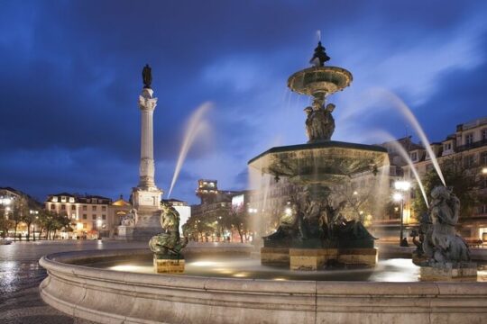 Lisbon: Authentic Fado Show, Dinner and Night Tour