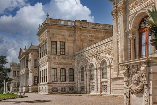Dolmabahce Palace Tour and Bosphorus Yacht Cruise