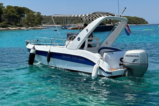 Private Boat Tour in Red Rocks and Paklinski Islands