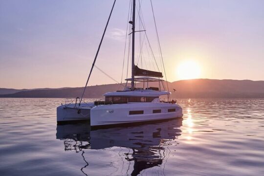 Private Catamaran Cruise to Dia Island with Water Activities