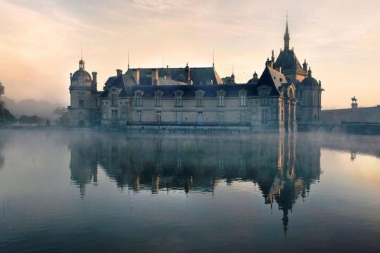 Château de Chantilly Tour from Paris Including the Great Stables of the Prince de Conde and a Renaissance-Style Meal