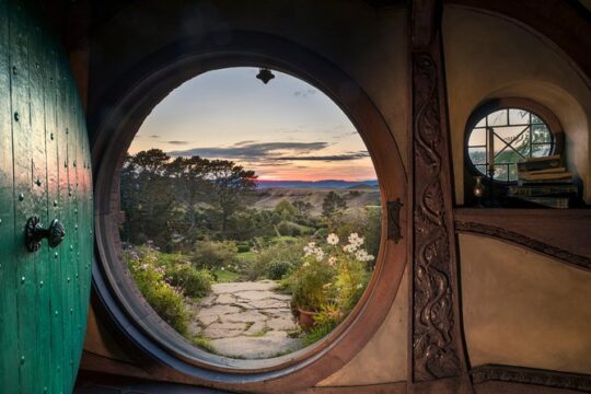 Hobbiton & Waitomo Caves Guided Tour from Auckland with Lunch