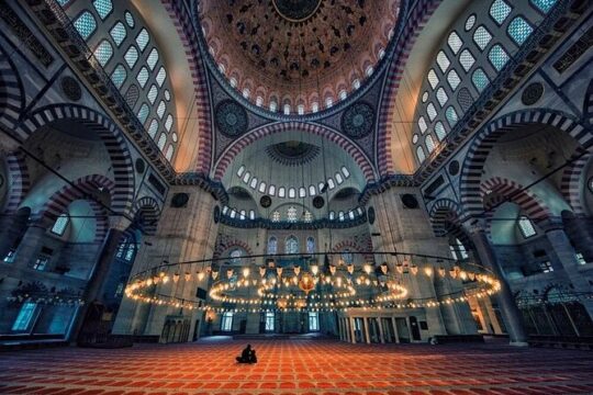 Magnificent path of Suleiman: Bazaars and Mosques Tour in Spanish