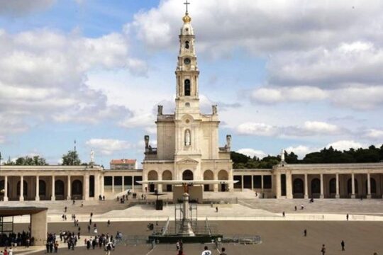 Private Tour: Highlights Fatima Sanctuary, Nazaré Big Waves and Obidos Medieval