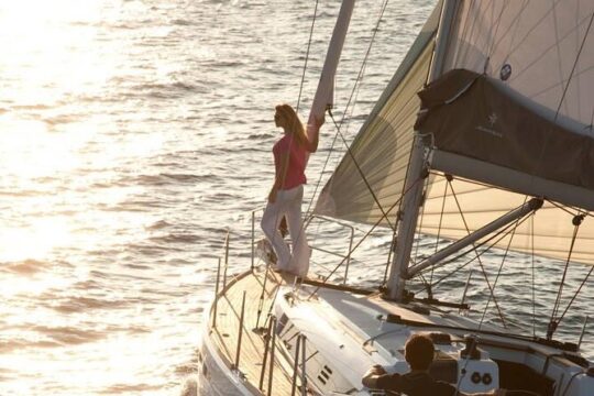 Lisbon: 3 hrs Private Sunset Sailing Tour