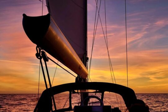 2.5h Sunset Navigation with Azorean appetizers and Wine