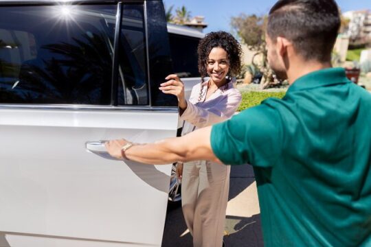 Private SUV Round-Trip from Airport to Hotels in Puerto Los Cabos