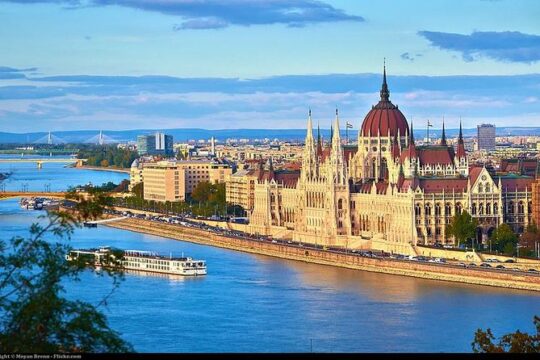 Private Budapest Sightseeing Tour: Royal Castle, Heroes Square, Chain Bridge