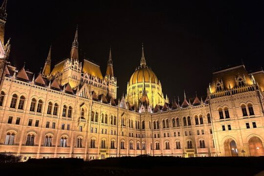 The Bright Lights of Budapest - Private Walking Tour with Boat Cruise & Drink