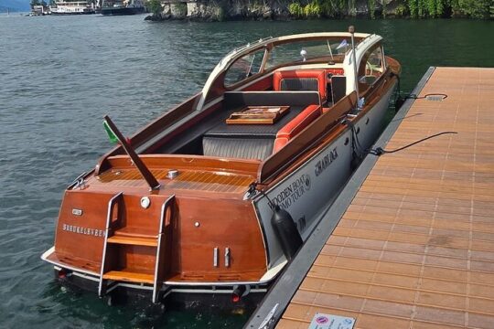 Hop on hop off tour in a wooden boat on Lake Como