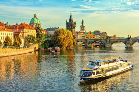 Prague's Old Town Private Guided Tour with Boat Cruise