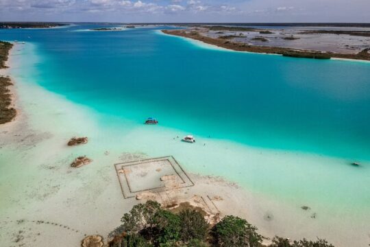 Sailboat tour across the seven colors lagoon in Bacalar