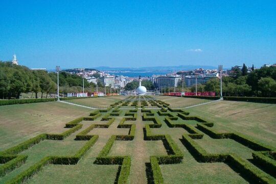 Lisbon Half day Tour in luxury car