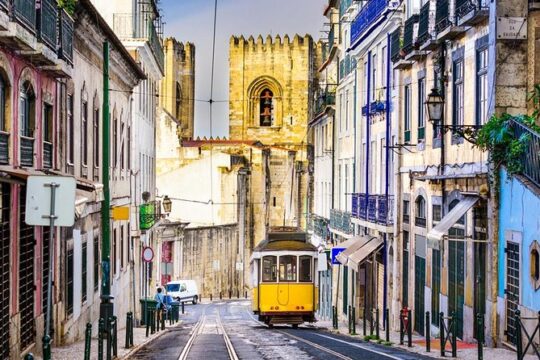 Tour in Lisbon with visit to Belem, Cristo Rei and Pillar 7 Reality Experience