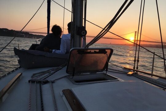 Lisbon Sunset Sailing Tour with White or Rosé Wine and Snacks