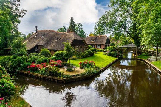 From Amsterdam: Discover the Charm of Giethoorn With Boat Cruise