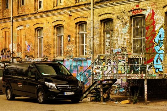 4h Graffiti Private City Tour with Vehicle and Photographer Guide