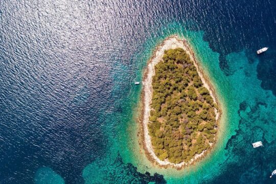 Private 3 islands Tour With Speed boat to Blue Lagoon and Solta from Split or Trogir