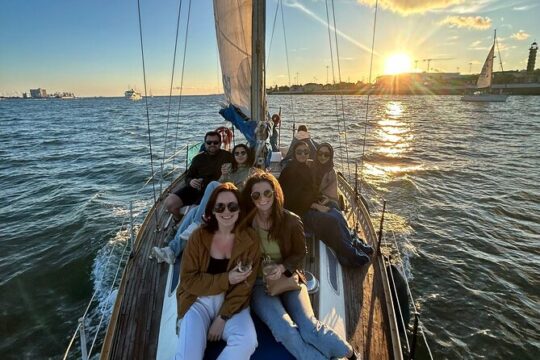 2-Hour Sailboat Private Tour in Lisbon