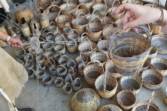 Build a typical Sardinian basket with your hands