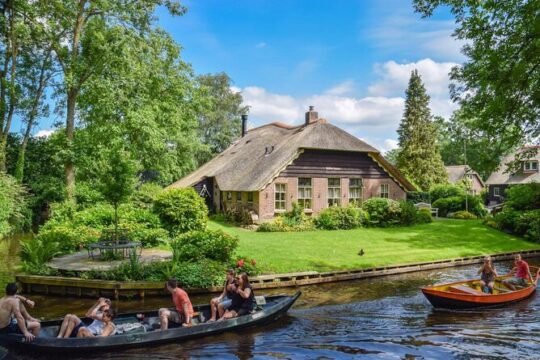 Giethoorn Small-Group Tour with Cruise and Lunch from Amsterdam