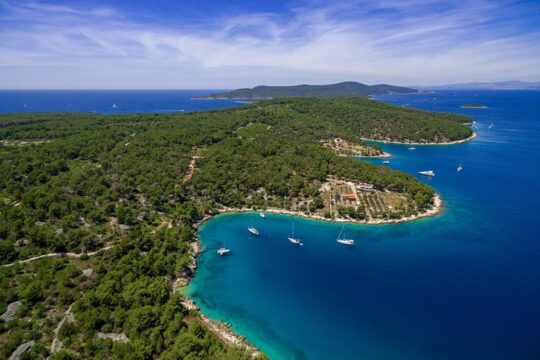 Explore west side of island Brač with Pasara boat - Traditional Dalmatian boat