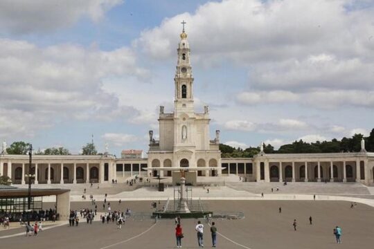 SMALL GROUP(2-6pax)from Lisbon to Obidos+Fatima+Nazare big waves) PRIVATE TOUR