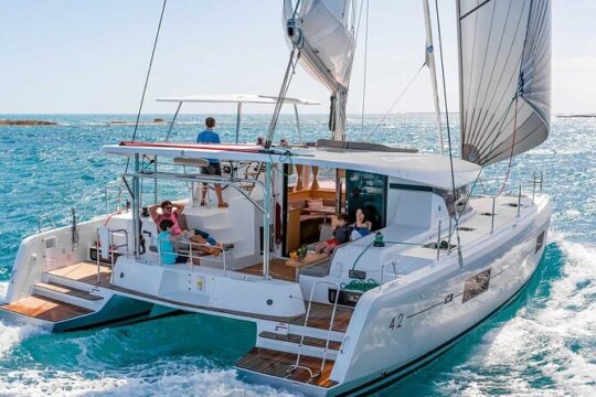 5Hour Private Santorini Luxury Catamaran Cruise with Greek Meal