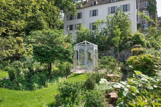 Impressionist Montmartre Tour with Renoir's private gardens