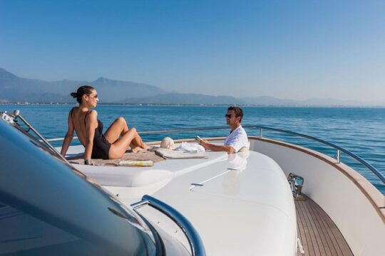 Private Luxury Yacht Tour with Lunch and Drinks