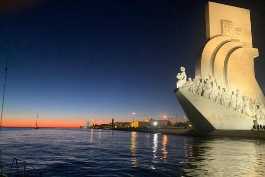 Lisbon Night Sailing Tour with a Drink- 2h Small Group Tour