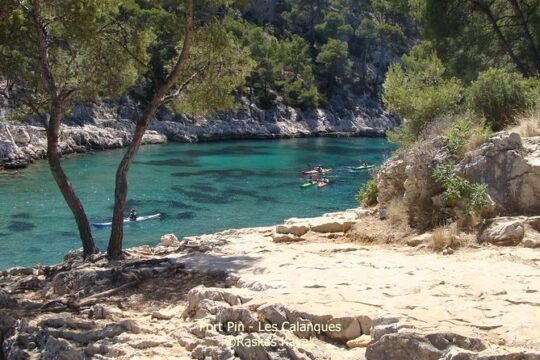 A guided day of exploration in sea kayaking, discovery of the National Park.