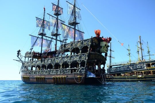 Alanya: Pirates Boat Tour with Lunch and Non-alcoholic Soft Drinks
