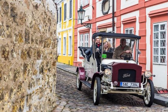 1,5 hour oldtimer convertible Prague sightseeing tour