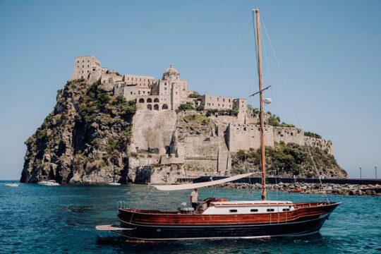 Tour of the island of Procida in a schooner