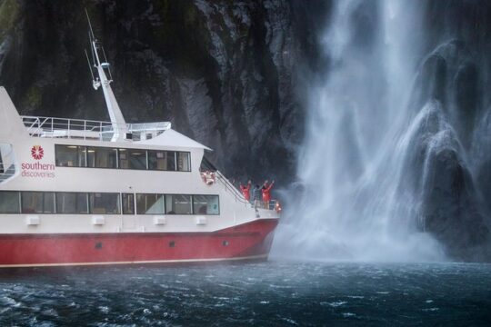 Milford Sound Coach and Cruise from Queenstown with Buffet Lunch