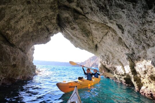 Small-Group Santorini Sea Caves Kayak Trip with Snorkeling & Picnic