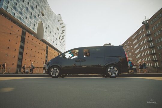 Hamburg for explorers, city tour in a first class van
