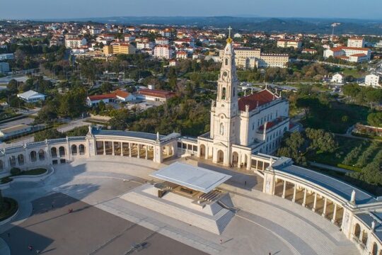 Full-Day Trip in Fatima, Nazare and Obidos with Private Transport