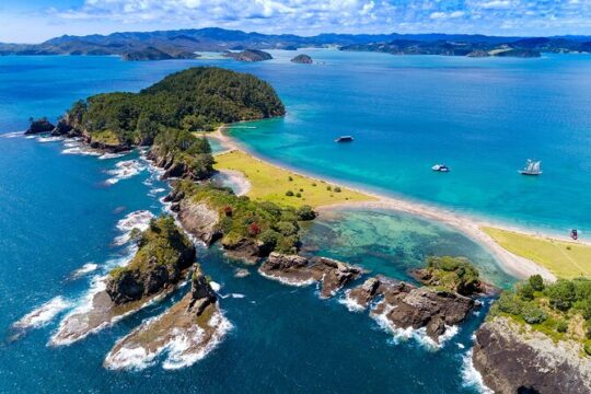 Bay of Islands Discovery Experience from Auckland incl. Hole In The Rock Cruise