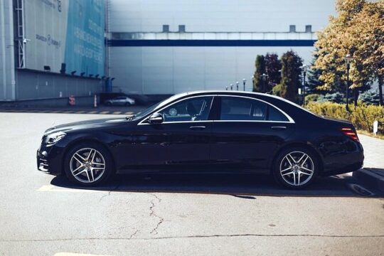 Private Transfer: Luton Airport LTN to London by Business Car