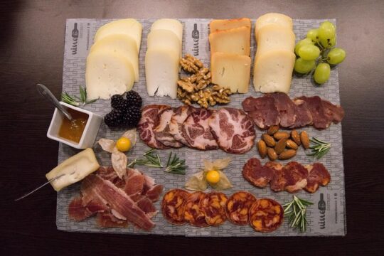 Porto: Private Walking Food Tour with Tastings